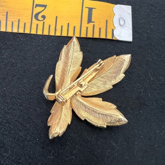 Vintage white enamel flower brooch gold tone - Picture 5 of 5